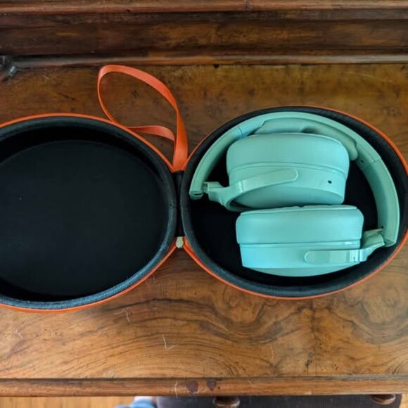 Skullcandy Set - Overear Headphones and Blue Tooth Speaker - Picture 6 of 7